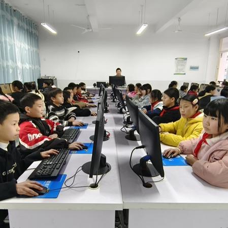 Jak Sun Haiqing z Jiangsu Jutian posílil vzdělávání v domovském městě prostřednictvím darů pro počítače?